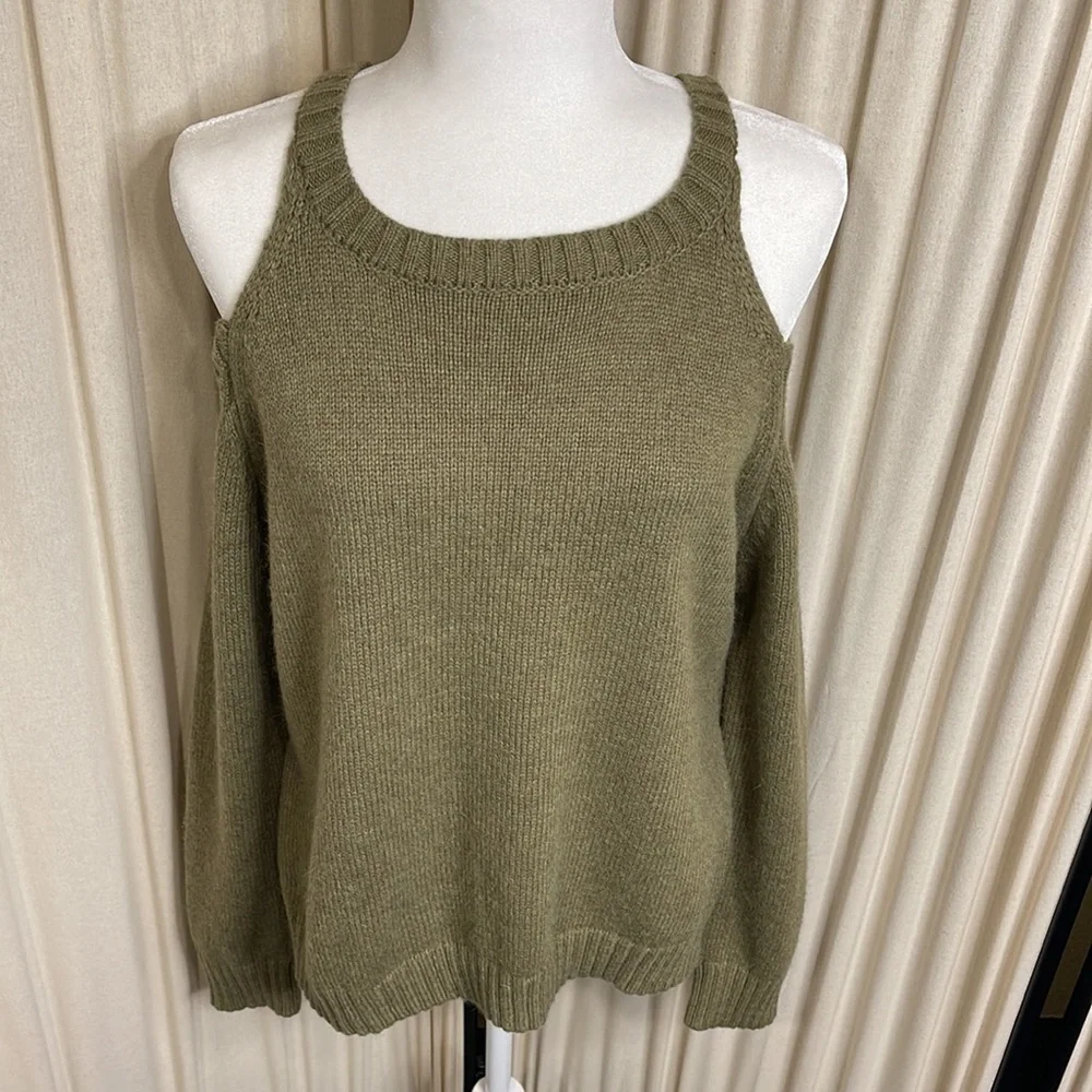 EUC- ELAN- WARM KNITTED GREEN COLD SHOULDER OVERSIZED SWEATER SIZE SMALL - Picture 2 of 13